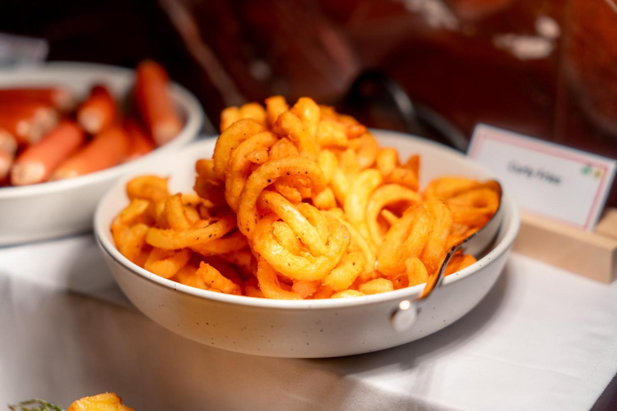 Готель Ascott Embassy Sathorn Бангкок Екстер'єр фото A bowl of masala fries