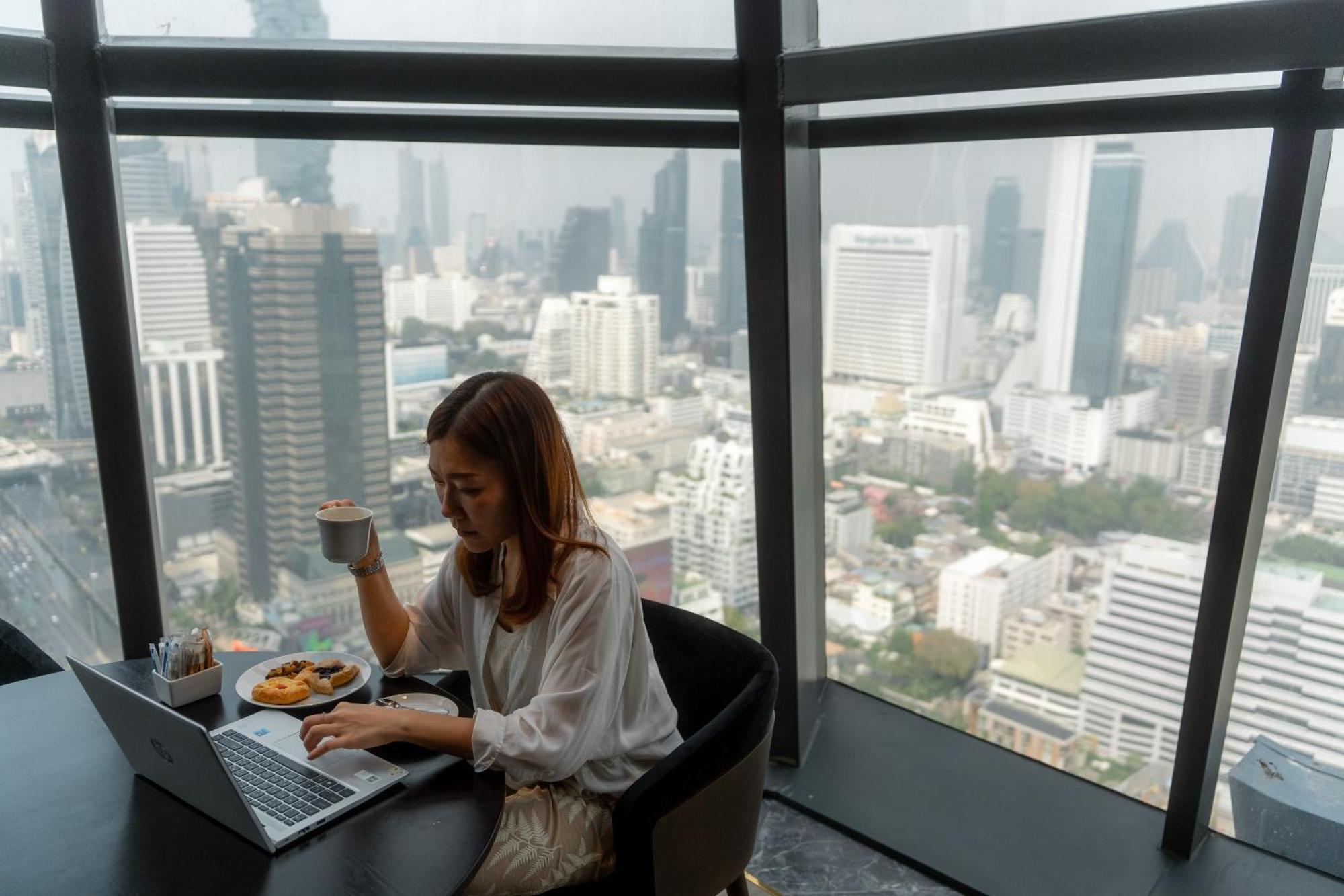 Готель Ascott Embassy Sathorn Бангкок Екстер'єр фото A woman working in Bangkok