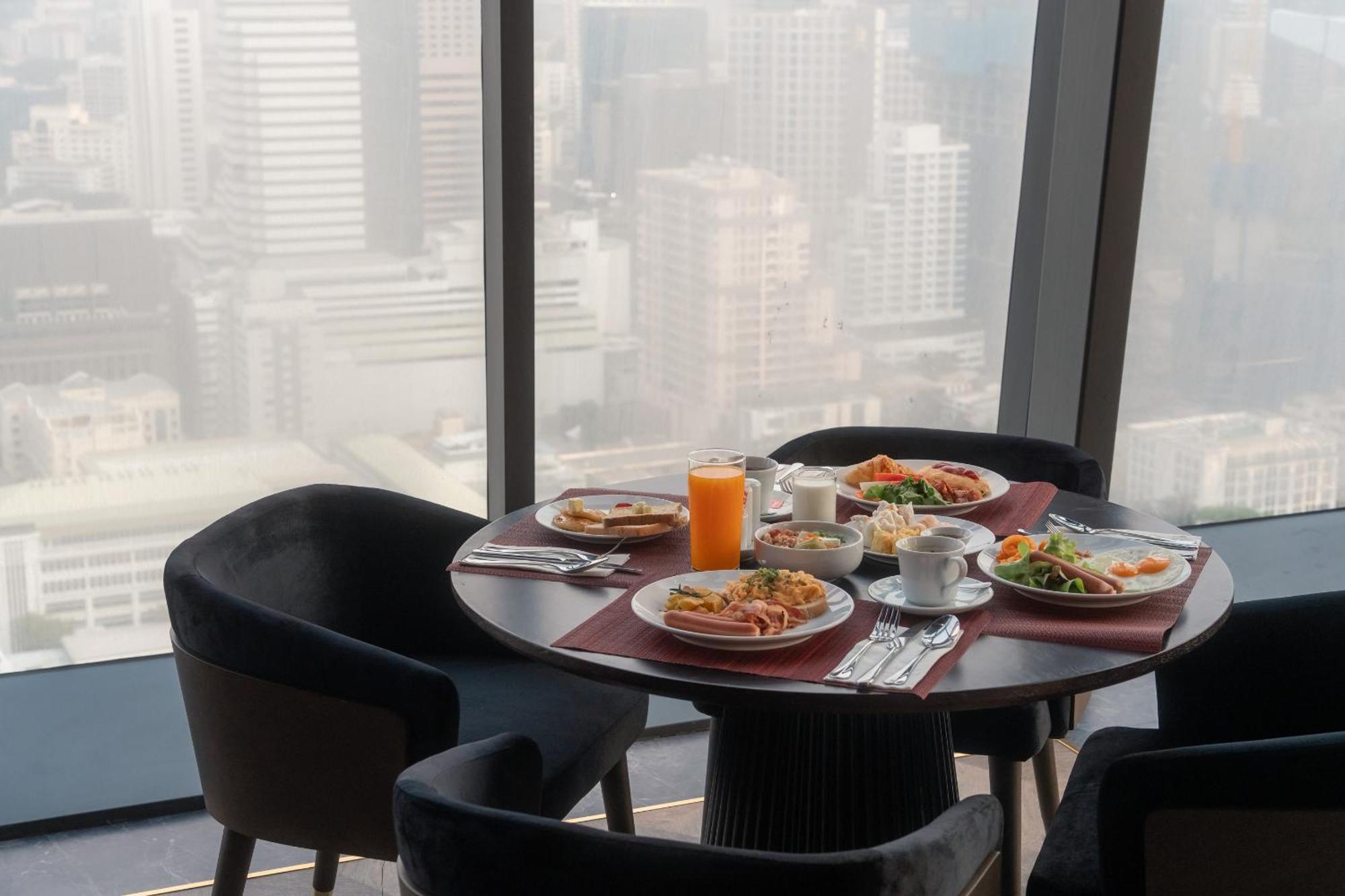 Готель Ascott Embassy Sathorn Бангкок Екстер'єр фото Breakfast at the 360° Restaurant