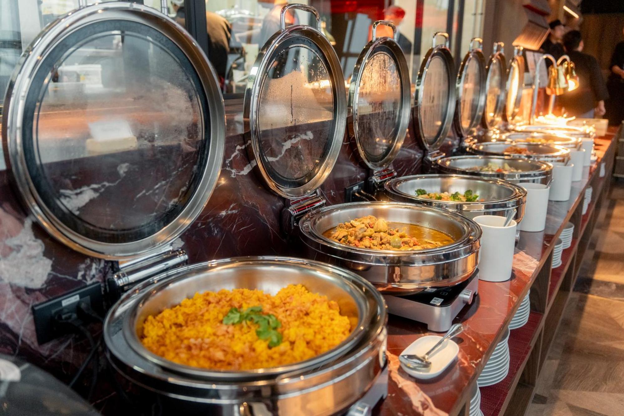 Готель Ascott Embassy Sathorn Бангкок Екстер'єр фото A chafing dish buffet