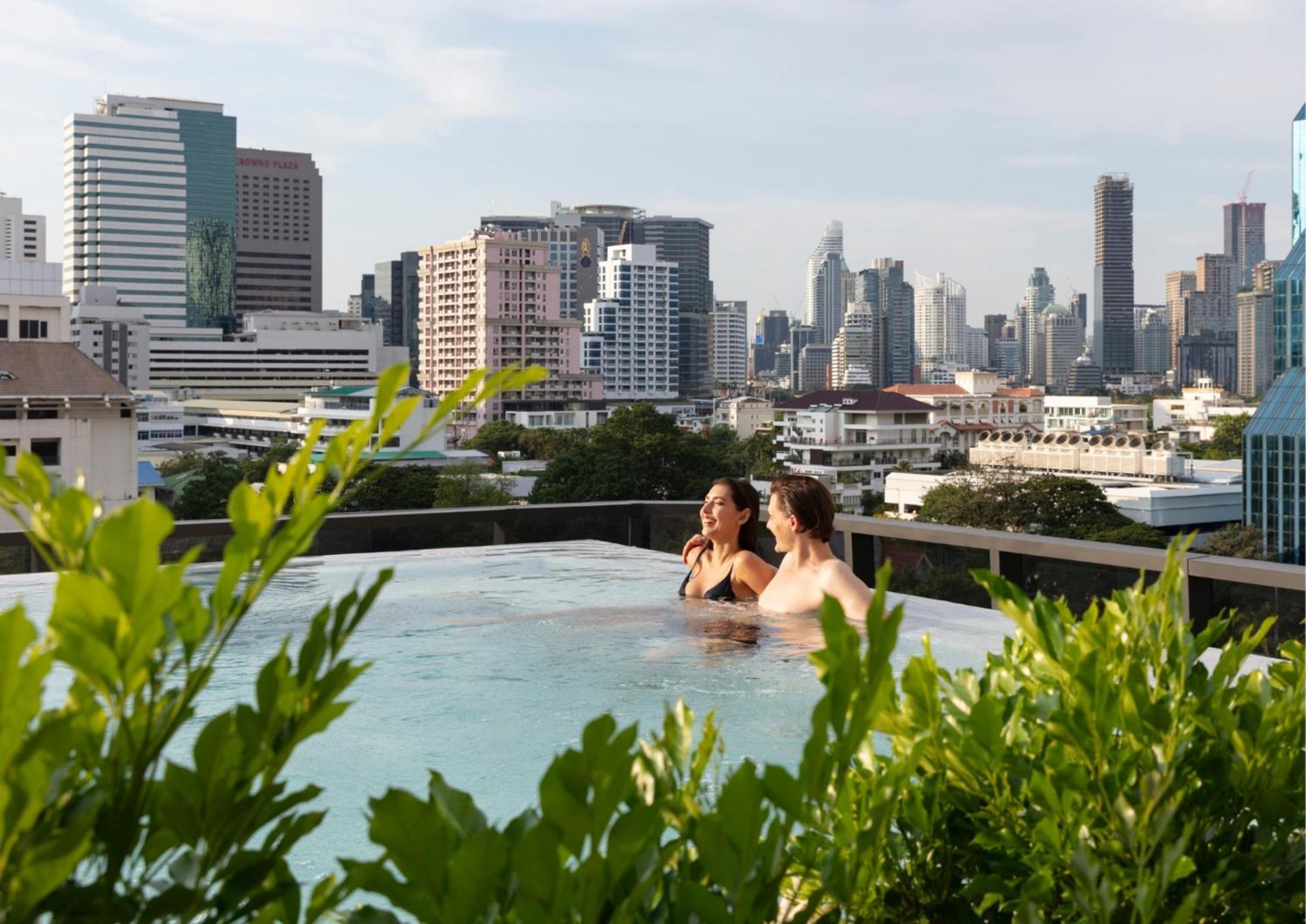 Готель Ascott Embassy Sathorn Бангкок Екстер'єр фото View from the rooftop pool
